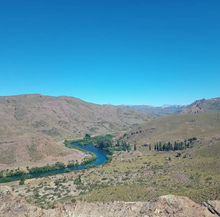 Cabalgata al amanecer sobre la estepa patagónica