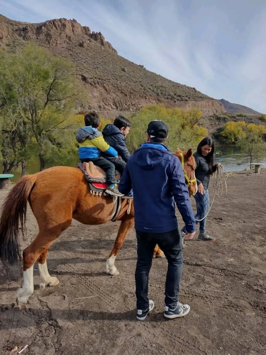Familia disfrutando paseos a caballo