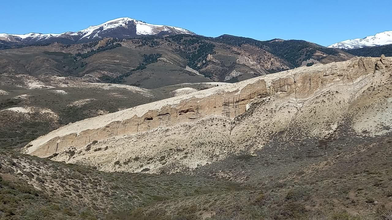 Persona observando un amanecer dorado sobre la estepa