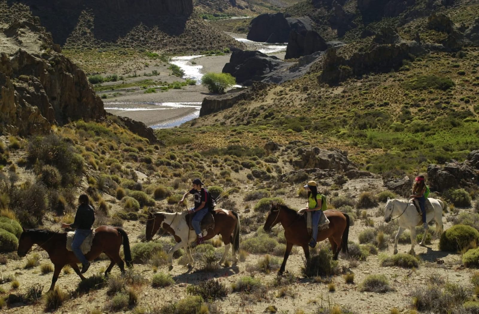 Fogón encendido con comida patagónica al atardecer